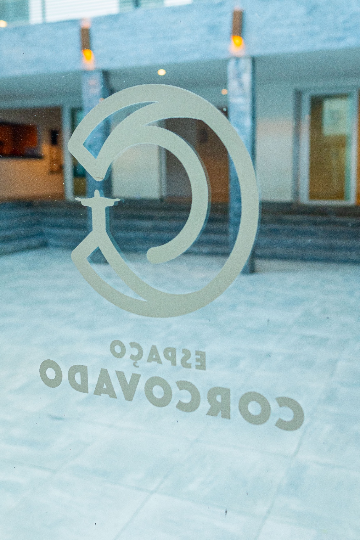 Detalhe do logotipo Espaço Corcovado